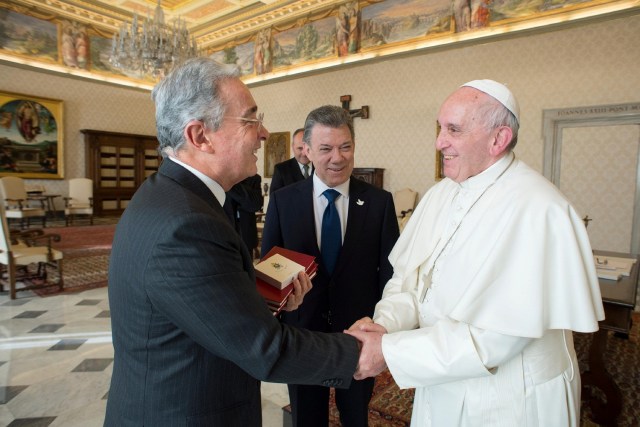 Pope Francis (R) meets Colombia's President Juan Manuel Santos (C) and former president Alvaro Uribe (L) at the Vatican December 16, 2016. Osservatore Romano/Handout via REUTERS ATTENTION EDITORS - THIS PICTURE WAS PROVIDED BY A THIRD PARTY. EDITORIAL USE ONLY. NO RESALES. NO ARCHIVE.