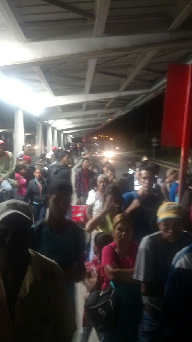 La gente varada: Choferes dejan de prestar servicio de transporte por falta de billetes (FOTOS)