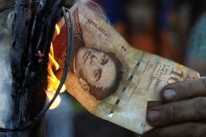 Sin billetes de 100, venezolanos esperan ansiosos nuevas monedas y billetes