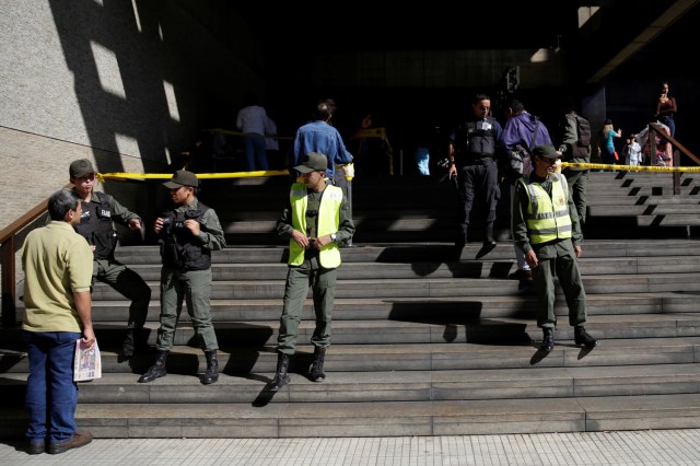 Venezuelan National Guard members stand guard at the entrance of Venezuela's Central Bank in Caracas, Venezuela December 16, 2016. REUTERS/Marco Bello