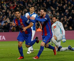 Suárez y Messi acercan al Barça al liderato en ausencia del Real Madrid