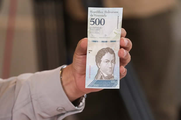 Maduro muestra un nuevo billete de Bs. 500 el 15 de diciembre de 2016 / archivo