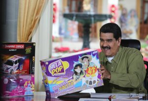 Maduro marea al pueblo con juguetes y tarjeta de racionamiento para tapar desastre monetario