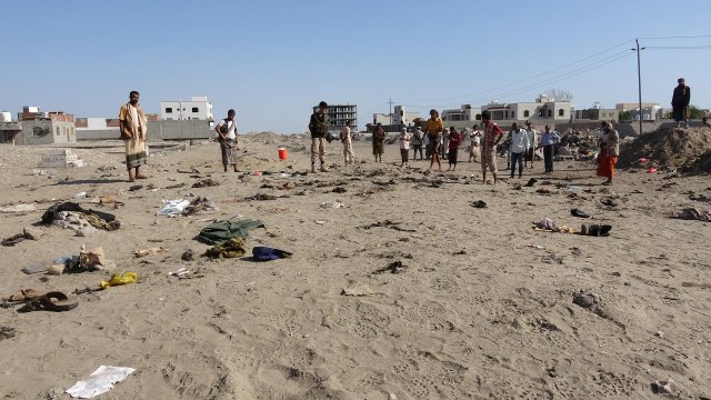 People gather at the site of a suicide bombing in the southern port city of Aden, Yemen December 18, 2016. REUTERS/Stringer FOR EDITORIAL USE ONLY. NO RESALES. NO ARCHIVES