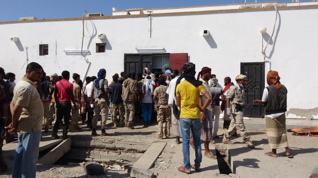 People gather outside a hospital where soldiers injured in a suicide bombing are being treated in the southern port city of Aden, Yemen December 18, 2016. REUTERS/Stringer FOR EDITORIAL USE ONLY. NO RESALES. NO ARCHIVES
