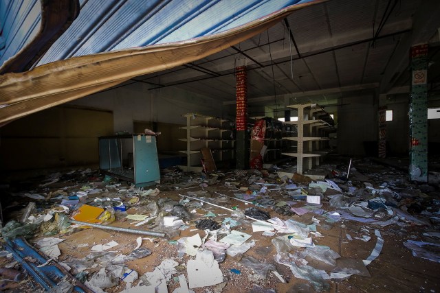Damages are seen in a supermarket after it was looted in Ciudad Bolivar, Venezuela December 19, 2016. REUTERS/William Urdaneta EDITORIAL USE ONLY. NO RESALES. NO ARCHIVE.