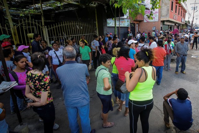 People queue to buy goods at a bakery in Ciudad Bolivar, Venezuela December 19, 2016. REUTERS/William Urdaneta EDITORIAL USE ONLY. NO RESALES. NO ARCHIVE.