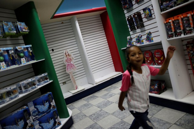 A child walks in a toy store in Caracas, Venezuela, December 1, 2016. Picture taken December 1, 2016. REUTERS/Ueslei Marcelino