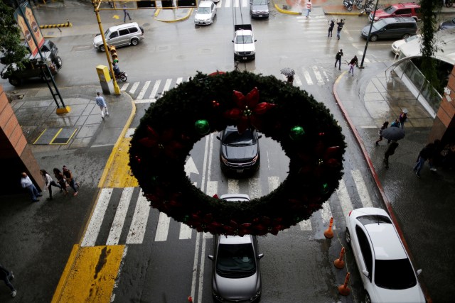 Christmas decoration is seen in a shopping center in Caracas, Venezuela, December 1, 2016. Picture taken December 1, 2016. REUTERS/Ueslei Marcelino