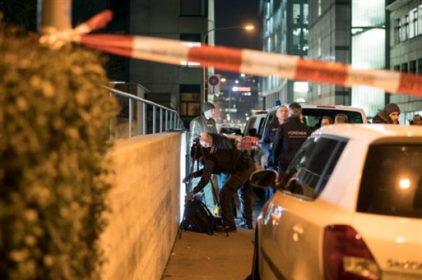 Varios policías suizos acordonan la zona próxima a una mezquita en Zurich, el lunes 19 de diciembre de 2016. Un hombre armado irrumpió en la sala de oración de una mezquita frecuentada por inmigrantes somalíes, abrió fuego e hirió a varias personas, dijo la policía, que intenta la captura del agresor. (Ennio Leanza/Keystone vía AP)