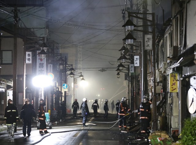 Firefighters control a blaze that engulfed multiple buildings at Itoigawa city, Niigata prefecture on December 22, 2016.         A rapidly-spreading fire engulfed more than 100 buildings and sparked evacuations in a northern Japanese city on December 22, leaving two injured and forcing authorities to mobilise troops. / AFP PHOTO / JIJI PRESS / JIJI PRESS / Japan OUT