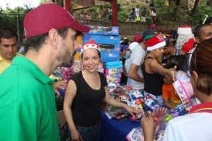 Capriles entregó juguetes y cotillones a niños de Guatire (Fotos)