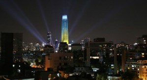 El rascacielos más alto de Sudamérica se ilumina para recibir la Navidad