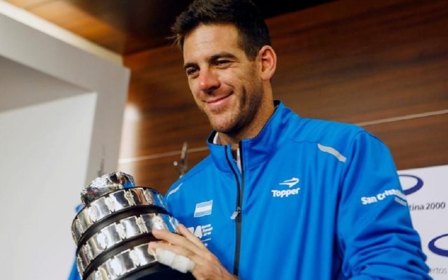 El tenista Juan Martín del Potro sostiene el trofeo de la Copa Davis a la llegada del equipo argentino a Buenos Aires, Argentina, 29 nov, 2016. El tenista argentino Juan Martín Del Potro no participará en el Abierto de Australia y podría perderse la eliminatoria de la Copa Davis ante Italia con el fin de "hacer una preparación extensa con acento en lo físico", según un comunicado. REUTERS/Agustin Marcarian