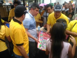 David Uzcátegui entregó más de 5000 juguetes en diferentes sectores de Baruta (Fotos)