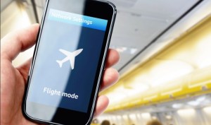 Esta es la verdadera razón por la que debes poner tu teléfono en “modo avión” durante un vuelo
