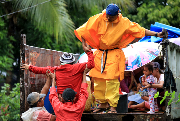 Miles de filipinos fueron evacuados este #25D tras la llegada del poderoso tifón Nock-Ten (Fotos)
