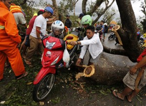 Cinco muertos y ocho desaparecidos suma el tifón Nock-Ten en Filipinas (Fotos)