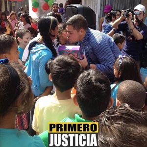 Primero Justicia Caracas entregó juguetes a niños de la calle Independencia de La Vega