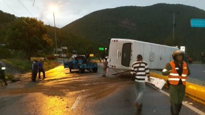 Accidente en la Caracas-La Guaira tras volcarse un autobús deja cinco heridos