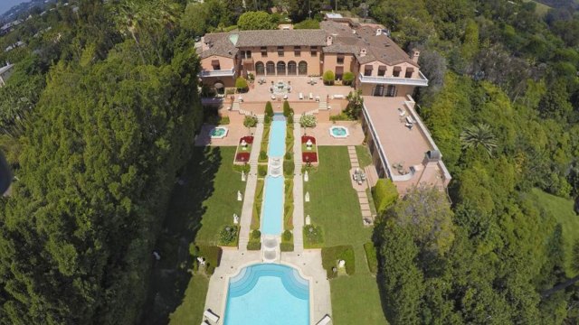 Esta imponente propiedad ubicada en Beverly Hills tiene un total de 28 habitaciones y 38 baños. Además cuenta con una biblioteca de dos pisos, una cancha de tenis, y una piscina olímpica. Foto: Infobae