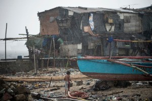 Tifón Nock-Ten dejó tres muertos en Filipinas y ahora amenaza Manila