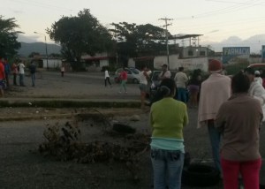 En la vía Santa Teresa del Tuy vecinos exigen sus bolsitas Clap