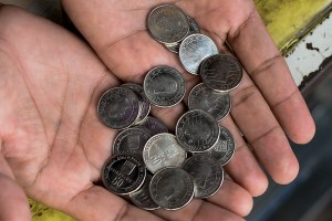 Nuevas monedas comienzan a aparecer en las calles de Caracas (Fotos)