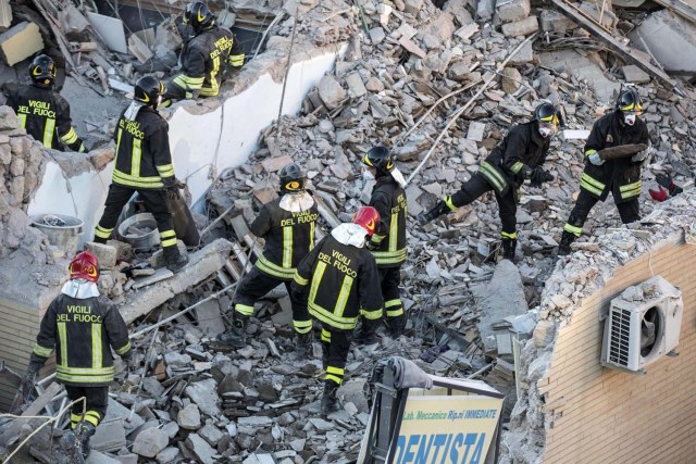 ITA01 ROMA (ITALIA), 28/12/2016.- Varios bomberos trabajan entre los escombros de un edificio colapsado en Acilia, Italia, hoy 28 de diciembre de 2016. Al menos dos personas fueron rescatadas de un edificio hundido tras una fuga de gas. EFE/Massimo Percossi