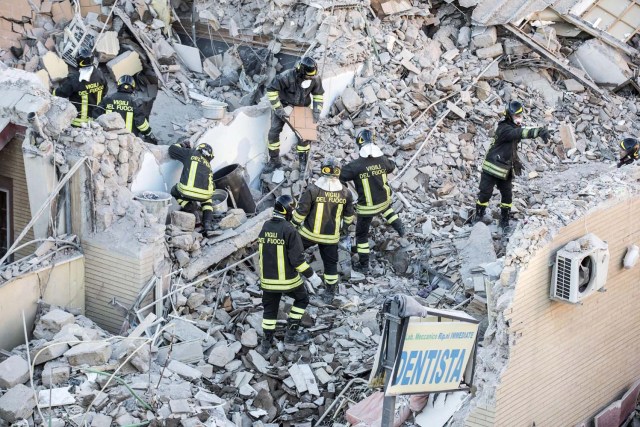 ITA01 ROMA (ITALIA), 28/12/2016.- Varios bomberos trabajan entre los escombros de un edificio colapsado en Acilia, Italia, hoy 28 de diciembre de 2016. Al menos dos personas fueron rescatadas de un edificio hundido tras una fuga de gas. EFE/Massimo Percossi