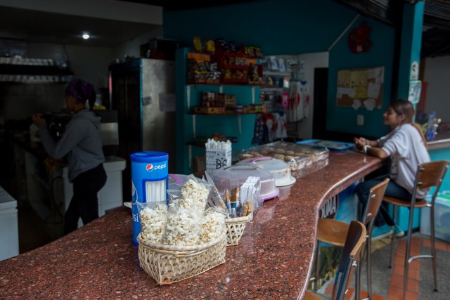 ACOMPAÑA CRÓNICA: VENEZUELA ECONOMÍA - CAR01. CARACAS (VENEZUELA), 28/12/2016.- Fotografía del 24 de agosto del 2016, donde se observan las instalaciones de Suma Deportes, un proyecto que surgió de la necesidad de reconstruir un lugar descuidado y de la oportunidad que se presentó para ello, en Caracas (Venezuela). Diversos son los pequeños negocios que en Venezuela han cerrado sus puertas por la crisis económica que atraviesa el país caribeño, pero en medio de esta misma situación han surgido proyectos de emprendedores que han alcanzado el éxito, gracias a la creatividad y el esfuerzo de "héroes". EFE/MIGUEL GUTIÉRREZ