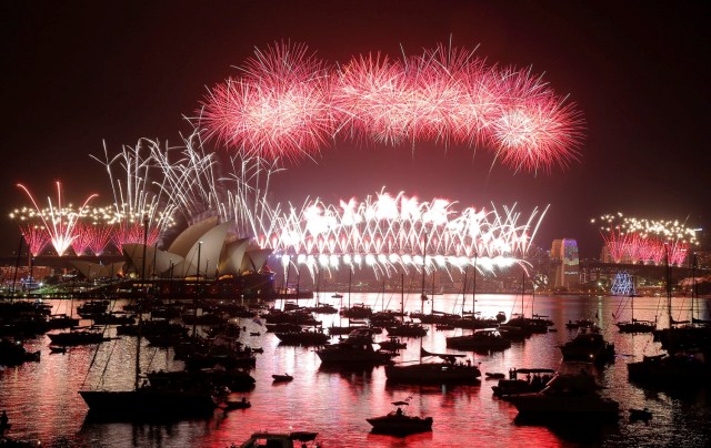Fireworks explode over the Sydney Opera House and Harbour Bridge on New Year's day in Sydney, Australia, January 1, 2017. REUTERS/Jason Reed TPX IMAGES OF THE DAY