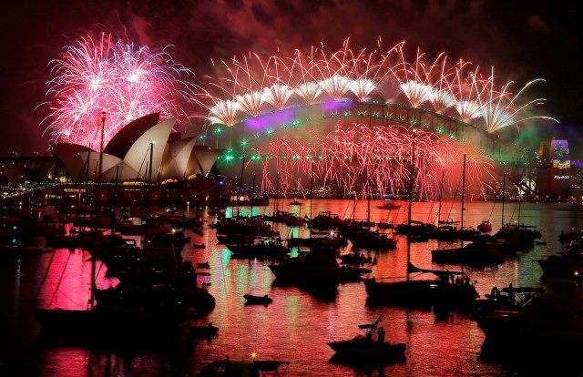 Fireworks explode over the Sydney Opera House and Harbour Bridge as Australia ushers in the New Year in Sydney, January 1, 2017. REUTERS/Jason Reed