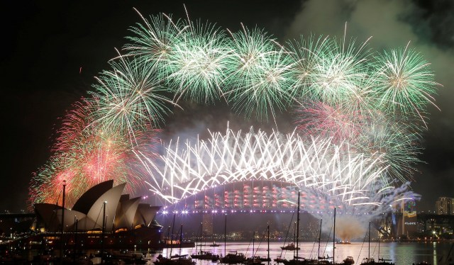 Fireworks explode over the Sydney Opera House and Harbour Bridge as Australia ushers in the New Year in Sydney, January 1, 2017. REUTERS/Jason Reed TPX IMAGES OF THE DAY