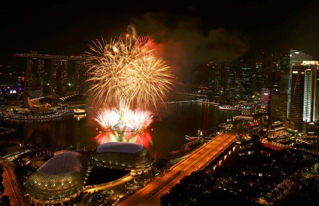 Fireworks explode in Marina Bay during New Year celebrations in Singapore January 1, 2017. REUTERS/Yong Teck Lim