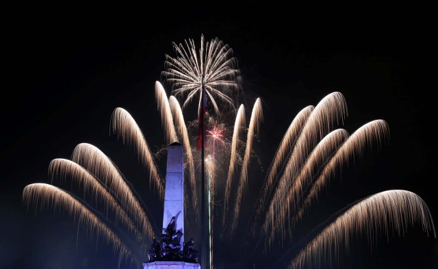 Fireworks explode behind the monument of national hero Jose Rizal during New Year celebrations in Luneta park, metro Manila, Philippines January 1, 2017. REUTERS/Romeo Ranoco