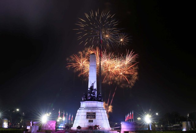 Fireworks explode over the monument of national hero Jose Rizal during New Year celebrations in Luneta park, metro Manila, Philippines January 1, 2017. REUTERS/Romeo Ranoco