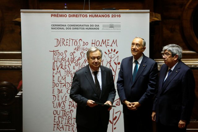 United Nations Secretary General-designate Antonio Guterres stands next to Portugal President Marcelo Rebelo de Sousa (C) and President of Portuguese parliament, Ferro Rodrigues (R) during the ceremony where Guterres was awarded by the Portuguese parliament with the human rights prize for his work as UN High Commissioner for Refugees, in Lisbon, Portugal, December 23, 2016. REUTERS/Pedro Nunes