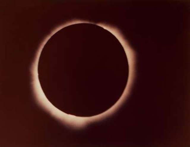 El 21 de agosto de 2017 habrá un eclipse total del sol que será visible por primera vez en los Estados Unidos en casi cuatro décadas. El último había sido el 26 de febrero de 1979. El eclipse de 2017 será el primero con un recorrido que cruzará las cosas del Pacífico y el Atlántico en el país desde 1918. La duración máxima del total será de unos 2 minutos, 41.6 segundos. 