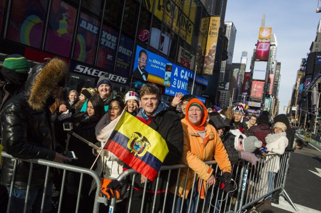 People arrive at Times Square to celebrate New Year's eve in New York on December 31, 2016. / AFP PHOTO / Eduardo Munoz Alvarez
