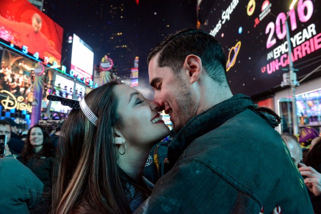 Jillianne Sabatini and Stephen Regalia share a kiss to mark the new year in Times Square in New York, U.S. January 1, 2017. REUTERS/Stephanie Keith      TPX IMAGES OF THE DAY