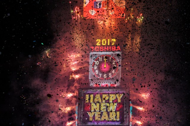 Fireworks and confetti mark the new year in Times Square in New York, U.S. January 1, 2017. REUTERS/Stephanie Keith      TPX IMAGES OF THE DAY