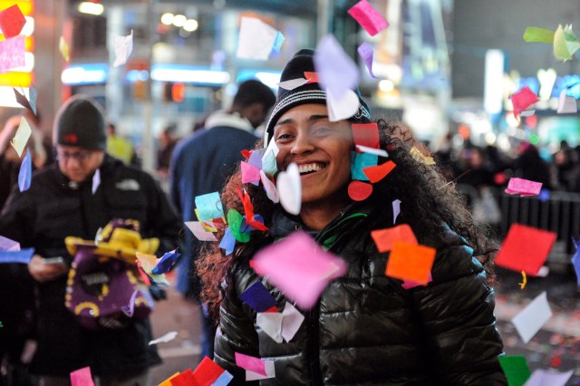 A woman plays with confetti to mark the new year in Times Square in New York, U.S. January 1, 2017. REUTERS/Stephanie Keith        TPX IMAGES OF THE DAY