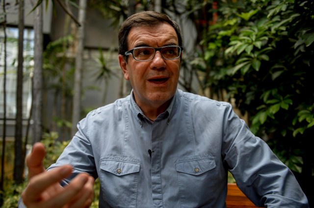 Venezuelan journalist Laureano Marquez speaks during an interview with AFP in Caracas, on December 14, 2016. Although basic goods may be lacking in crisis-stricken Venezuela, what is not in short supply is humor, not only as a form of evasion but also as a way to channel criticism against the government of Nicolás Maduro. / AFP PHOTO / FEDERICO PARRA / TO GO WITH AFP STORY BY CAROLA SOLE