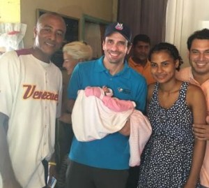 Capriles visitó a la primera mirandina nacida en 2017 (Fotos)