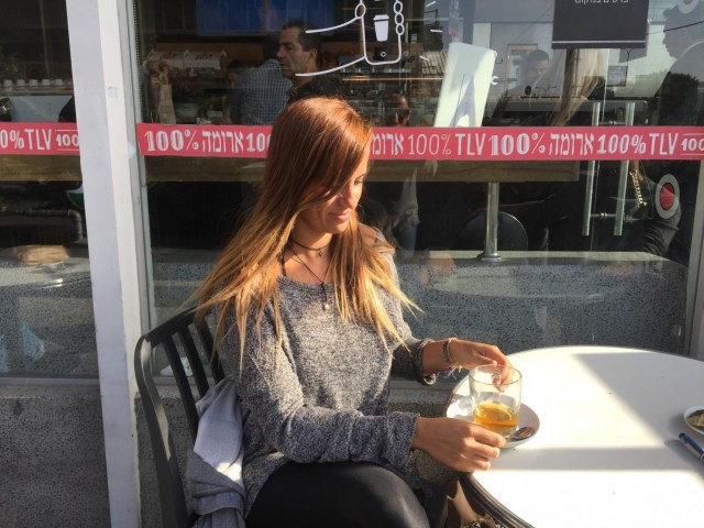 Reisy Abramof se sienta en un café de Tel Aviv unos días después de inmigrar a Israel desde Venezuela. Ella dijo que dejó el país porque no había oportunidades allí para ella. (Ruth Eglash / El Washington Post)
