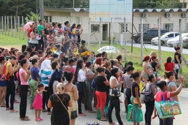 Familiares esperan por noticias después de un violento enfrentamiento entre dos facciones rivales en un complejo penitenciario de Manaos, capital del estado de Amazonía (Brasil). EFE/Jander Robson