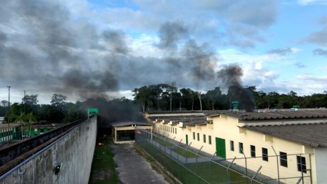 Una columna de humo sale de un edificio, después de un violento enfrentamiento entre dos facciones rivales en un complejo penitenciario de Manaos, capital del estado de Amazonía EFE/Jander Robson