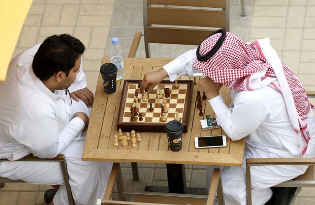 En Arabia Saudita prohíben jugar al ajedrez porque el juego incita a apostar.