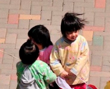 Un hombre armado con un cuchillo hiere a once niños en una guardería de China